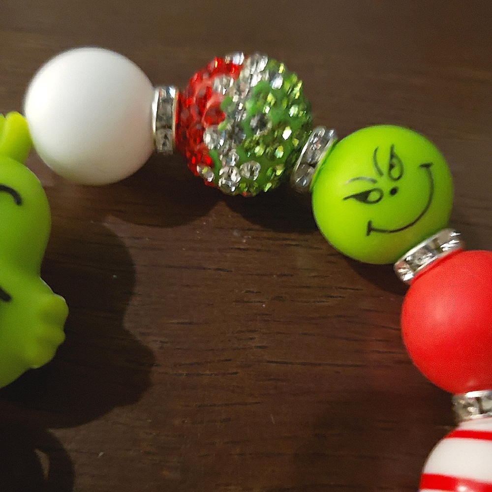Handmade Holiday Grinch Silicone Focal Bead Wristlet Keychain Bracelet - Picture 4 of 4